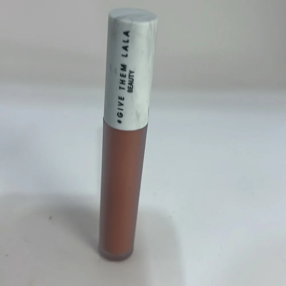💥 Give Them Lala Matte Lipstick – Cushion Cream Lipstick in 